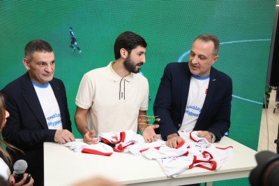 هايبرماكس الأردن توقع شراكة مع نجم المنتخب الوطني يزن النعيمات لدعم 
