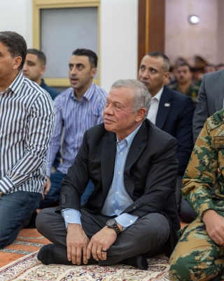 الملك يؤدّي صلاة العيد في العقبة