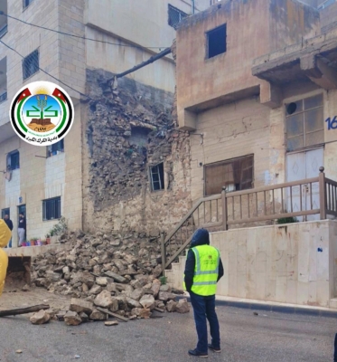 انهيار واجهة منزل قديم في الكرك -  صور
