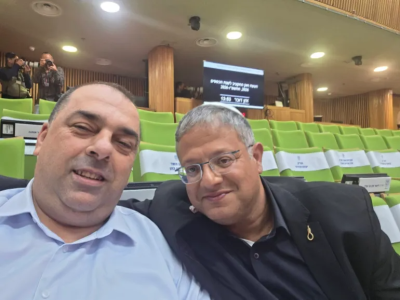 عفيف عبد (يسار) مع إيتمار بن غفير في الكينست قبل إقرار القانون