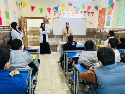 طلبة صيدلة عمان العربية يقدمون ورشة توعوية حول السمنة والتغذية الصحية في أكاديمية بريق المجد النموذجية