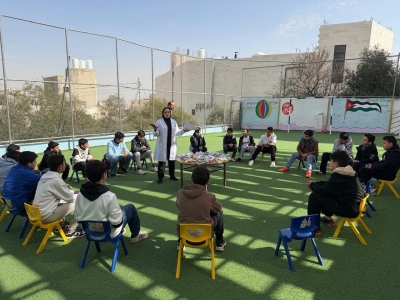 طلبة صيدلة عمان العربية يقدمون ورشة توعوية حول السمنة والتغذية الصحية في أكاديمية بريق المجد النموذجية