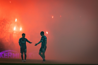 غرامة مالية ضخمة على يونيون برلين بسبب الألعاب النارية - صور