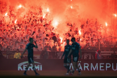 غرامة مالية ضخمة على يونيون برلين بسبب الألعاب النارية - صور