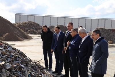 وزير البيئة يزور مصنع (معادن المدينة) ويؤكد تشجيع وتعزيز مشاريع إعادة التدوير والاقتصاد الأخضر