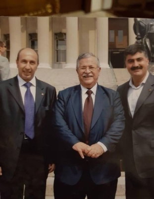 نزار آميدي (يسار) مع رئيس العراق الراحل جلال طالباني