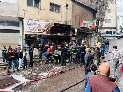 احتراق مركبة وسط مدينة عجلون - صور