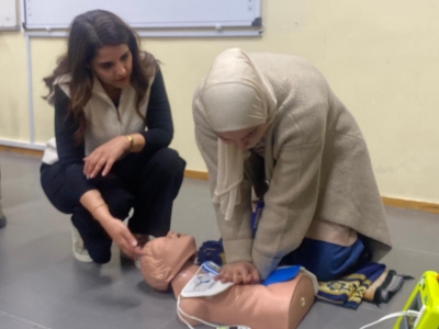 جامعة عمان العربية تعقد دورة تدريبية في الإنعاش القلبي الرئوي واستخدام جهاز (AED) بالتعاون مع شركة (ZOll) العالمية