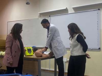 جامعة عمان العربية تعقد دورة تدريبية في الإنعاش القلبي الرئوي واستخدام جهاز (AED) بالتعاون مع شركة (ZOll) العالمية