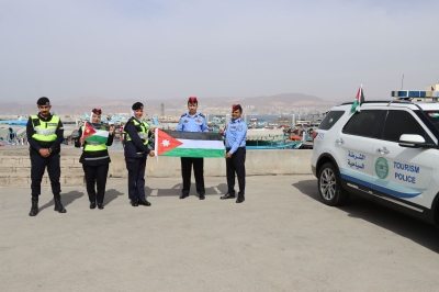 الأمن العام يباشر بلصق وتوزيع العلم الأردني على مركبات المواطنين احتفاءً بيوم العلم