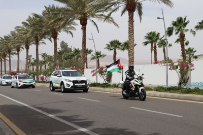 الأمن العام يباشر بلصق وتوزيع العلم الأردني على مركبات المواطنين احتفاءً بيوم العلم