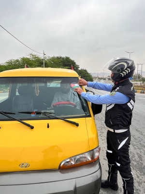 الأمن العام يباشر بلصق وتوزيع العلم الأردني على مركبات المواطنين احتفاءً بيوم العلم