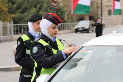 الأمن العام يباشر بلصق وتوزيع العلم الأردني على مركبات المواطنين احتفاءً بيوم العلم