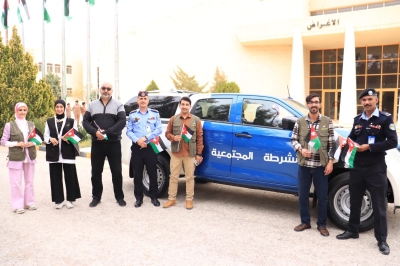 الأمن العام يباشر بلصق وتوزيع العلم الأردني على مركبات المواطنين احتفاءً بيوم العلم