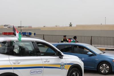 الأمن العام يباشر بلصق وتوزيع العلم الأردني على مركبات المواطنين احتفاءً بيوم العلم