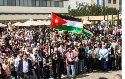 (من العلم للعلم)... مسيرة في (الشرق الأوسط) بمناسبة يوم العلم