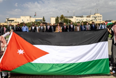 (من العلم للعلم)... مسيرة في (الشرق الأوسط) بمناسبة يوم العلم