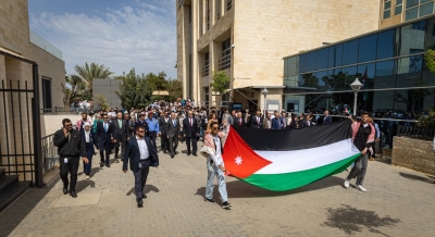 (من العلم للعلم)... مسيرة في (الشرق الأوسط) بمناسبة يوم العلم