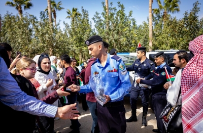 (من العلم للعلم)... مسيرة في (الشرق الأوسط) بمناسبة يوم العلم