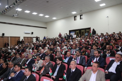 مدير عام ضريبة الدخل يؤكد من جامعة الزيتونة أن دعم التميز الشبابي يبدأ من المسابقات الأكاديمية النوعية - صور