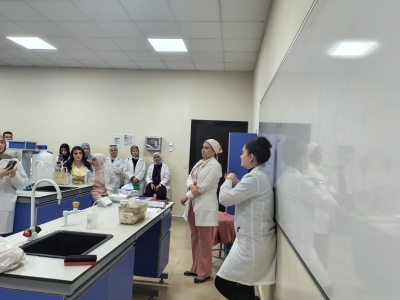 صيدلة عمان العربية تعقد ورشة تدريبية لطلبتها حول أسس التعامل مع الحيوانات في البحث العلمي