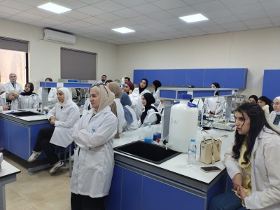 صيدلة عمان العربية تعقد ورشة تدريبية لطلبتها حول أسس التعامل مع الحيوانات في البحث العلمي