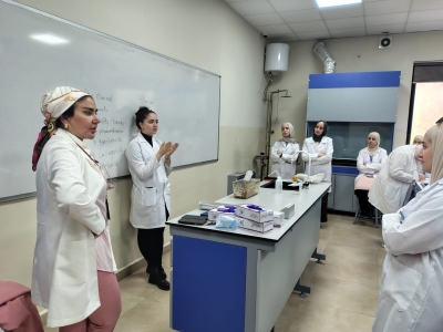 صيدلة عمان العربية تعقد ورشة تدريبية لطلبتها حول أسس التعامل مع الحيوانات في البحث العلمي