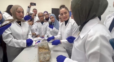 صيدلة عمان العربية تعقد ورشة تدريبية لطلبتها حول أسس التعامل مع الحيوانات في البحث العلمي