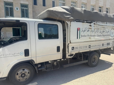 كلية العمارة والتصميم في جامعة الزيتونة الأردنية تنظم نشاطاً خيرياً بالتعاون مع بنك الملابس الخيري