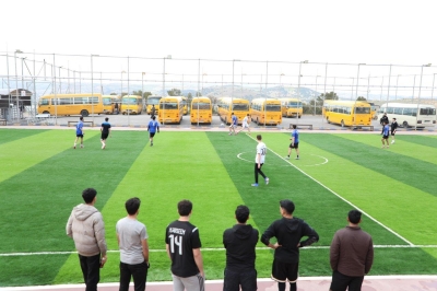 جامعة عمان العربية تنظم مباراة ودية مع مدارس العمرية في أجواء رياضية مميزة