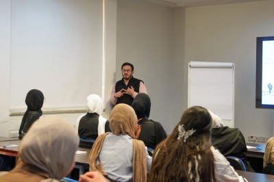 جامعة عمان العربية تنظم زيارة علمية لطلبة إدارة الموارد البشرية إلى مختبر الألعاب الأردني