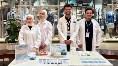 كلية الصيدلة في جامعة الزيتونة الأردنية تنظم يوماً توعوياً بعنوان (خليك واعي) في جاردنز مول