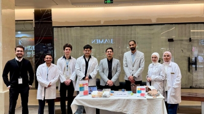 كلية الصيدلة في جامعة الزيتونة الأردنية تنظم يوماً توعوياً بعنوان (خليك واعي) في جاردنز مول