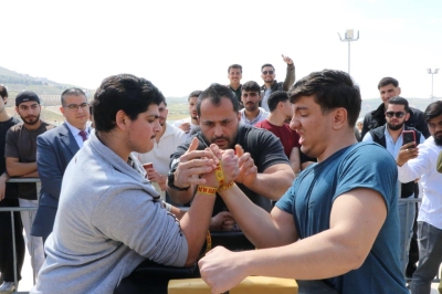 جامعة عمان العربية تنظم بطولة (مصارعة الذراعين الثانية) بمشاركة واسعة من الطلبة - صور