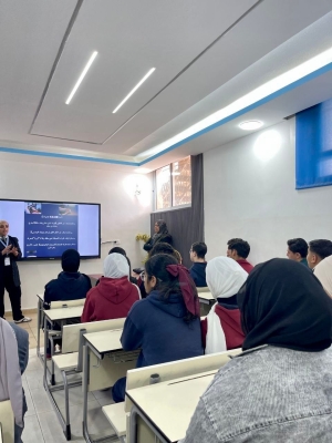 كلية الصيدلة في جامعة الزيتونة الأردنية تنفذ مبادرة توعوية حول دور الصيدلاني في تعزيز نمط الحياة الصحي لطلبة المدارس