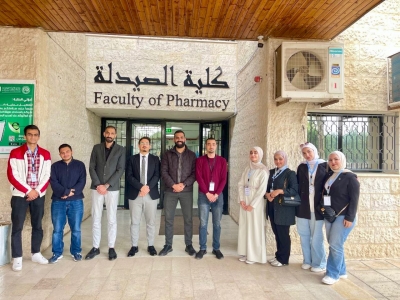 كلية الصيدلة في جامعة الزيتونة الأردنية تنفذ مبادرة توعوية حول دور الصيدلاني في تعزيز نمط الحياة الصحي لطلبة المدارس