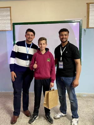 كلية الصيدلة في جامعة الزيتونة الأردنية تنفذ مبادرة توعوية حول دور الصيدلاني في تعزيز نمط الحياة الصحي لطلبة المدارس