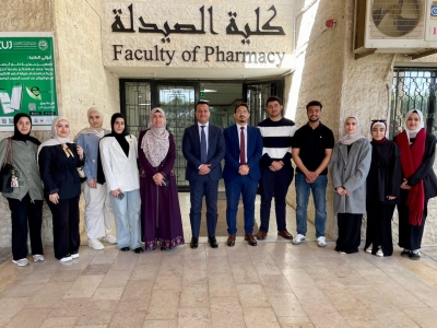 كلية الصيدلة في جامعة الزيتونة الأردنية تنفذ مبادرة توعوية حول دور الصيدلاني في تعزيز نمط الحياة الصحي لطلبة المدارس