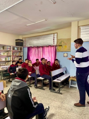 كلية الصيدلة في جامعة الزيتونة الأردنية تنفذ مبادرة توعوية حول دور الصيدلاني في تعزيز نمط الحياة الصحي لطلبة المدارس