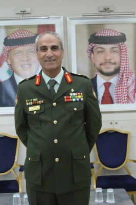 اللواء الخوالدة يستقبل المهنئين بترفيعه وإحالته للتقاعد
