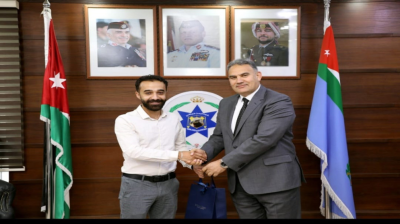 الأردن.. تكريم مواطن أعاد حقيبة تحوي مصاغاً ذهبياً للجهات الأمنية