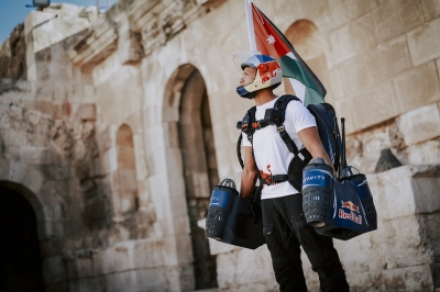 احتفالات الأردن بالعيد الثمانين للاستقلال تبلغ آفاقًا جديدة مع بطل العالم في البدلة النفاثة عيسى كالفون