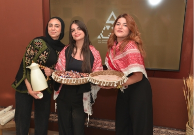رئيس جامعة البترا وملحق التعاون العلمي الفرنسي يفتتحان المعرض السنوي توق 