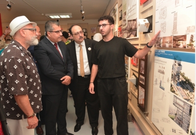 رئيس جامعة البترا وملحق التعاون العلمي الفرنسي يفتتحان المعرض السنوي توق 