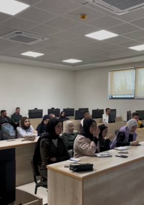 كلية العمارة والتصميم في جامعة الزيتونة الأردنية تنفذ سلسلة من الأنشطة الأكاديمية والتطبيقية لتعزيز مهارات الطلبة