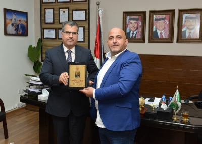 رئيس جامعة البترا يكرم الصحفي عبيدة الضمور ضمن برنامج تكريم الخريجين المتميزين