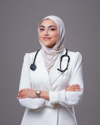 الدكتورة مايا الدويكات... حين يزهر الحلم طبيبةً
