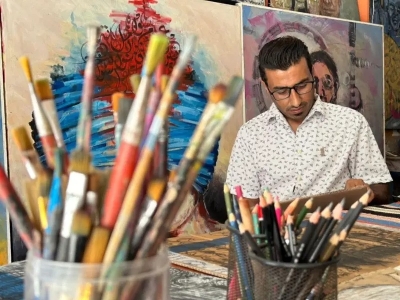 (أنا أراك، هل تراني؟) ..  قصص من غزة ترويها لوحات فنان فلسطيني على طرود المساعدات