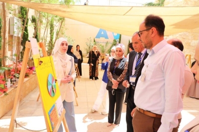 كلية الآداب والعلوم في عمان العربية تنظم معرض الوسائل التعليمية لتعزيز التعلم التفاعلي والإبداع الطلابي