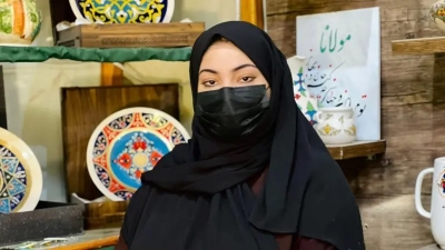 فتاة افغانية تكتب القرآن الكريم كاملاً بخط يدها .. وتُعلّم فن الخط للنساء